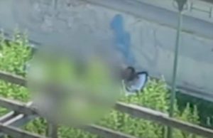 Doi români filmați când fac amor lângă locul de joacă, la Torino: „Un cuplu pe jumătate gol, în acțiune!” – Video