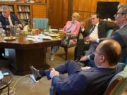 Premierul Orban și unii miniștri apar într-o fotografie fumând în birou și consumând alcool în sediul Guvernului