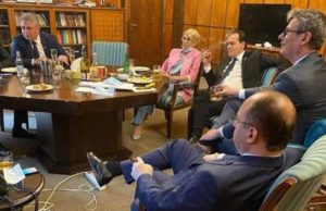 Premierul Orban și unii miniștri apar într-o fotografie fumând în birou și consumând alcool în sediul Guvernului