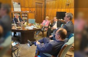 Ludovic Orban, pozat când dă petrecere cu țigări și băutură în cabinet! Ce explicație a dat: „Mi-au făcut o surpriză”