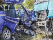 Un român mort, alți 4 răniți, într-un microbuz distrus de un camion, în Ungaria. Cinci morți în total (VIDEO)