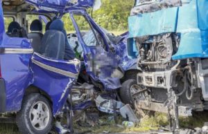 Un român mort, alți 4 răniți, într-un microbuz distrus de un camion, în Ungaria. Cinci morți în total (VIDEO)