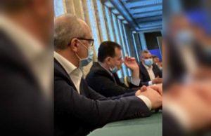 O nouă fotografie cu Ludovic Orban fumând în timpul unei ședințe de Guvern