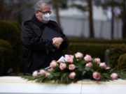 Înmormântare cu scandal în județul Sibiu. Preotul către rudele îndurerate: „Vă înghesuiți ca niște animale”