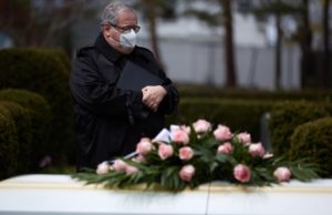 Înmormântare cu scandal în județul Sibiu. Preotul către rudele îndurerate: „Vă înghesuiți ca niște animale”