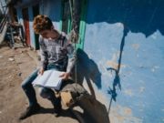 Povestea lui Sebi, copilul din Botoșani care învață la lumânare și vrea să devină medic