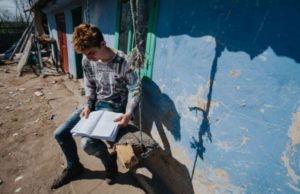 Povestea lui Sebi, copilul din Botoșani care învață la lumânare și vrea să devină medic