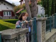 Ți se rupe sufletul! Singură în izolare, Marina Voica se uită peste gard, după un vecin cu chef de vorbă