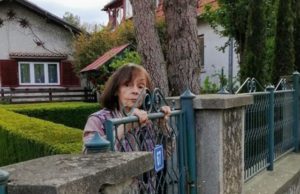 Ți se rupe sufletul! Singură în izolare, Marina Voica se uită peste gard, după un vecin cu chef de vorbă