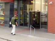 O nouă teorie a conspirației, în România: „Nu mai intrați pe ușile culisante în supermarket-uri – acestea dețin un câmp magnetic care…”