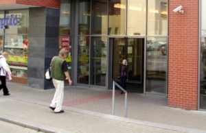 O nouă teorie a conspirației, în România: „Nu mai intrați pe ușile culisante în supermarket-uri – acestea dețin un câmp magnetic care…”