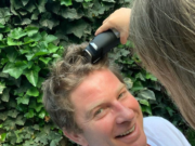 Pavel Bartoș a acceptat provocarea de a fi tuns de fetițele lui. Cum arată acum artistul