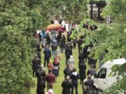 ÎPS Pimen, întâmpinat la Suceava de peste 400 de oameni. Ce au făcut unii credincioși în biserică