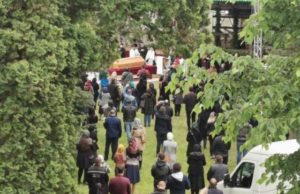 ÎPS Pimen, întâmpinat la Suceava de peste 400 de oameni. Ce au făcut unii credincioși în biserică