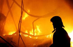 O tânără din Mureș și-a aprins o țigară și a adormit, iar după câteva ore pompierii au găsit-o fără viață