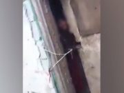 Imagini șocante. Tânără sechestrată de mamă în condiții inumane