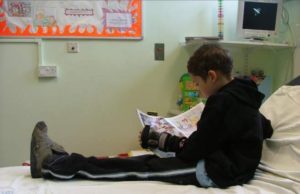 Un copil de nouă ani așteaptă, de zile în șir, pe holurile spitalului. Nu știe că tatăl lui a murit, pe masa de operație: „Tati e bine? Când pot să îl văd?”