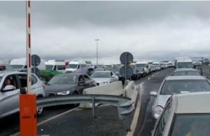 Coloană de maşini în Vama Nădlac II. Trafic dublu la granița cu Ungaria, șoferii claxonează insistent