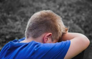 Copil de șase ani, torturat de proprii părinți. Oamenii i-au acoperit rănile cu machiaj și tatuaje