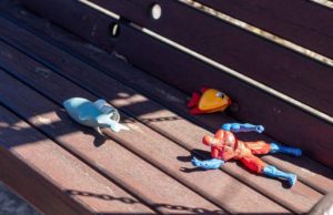 Un craiovean cu permisul anulat a intrat cu mașina într-un copil de 5 ani care se juca pe o bancă