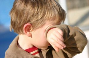 Tânăr din Giurgiu arestat, după ce a batjocorit un copil, l-a filmat în „ipostaze compromițătoare”, apoi a distribuit imaginile