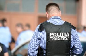 Buzoian mort după ce a fost găsit înjunghiat în curte. Polițiștii au suspecți, dar nu au pe cine ancheta