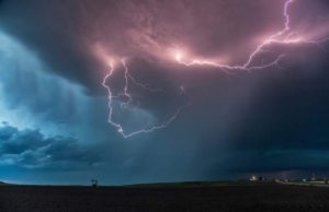 Grindină și vijelii puternice lovesc acum în 16 județe. Alertă de vreme severă imediată, emisă de ANM