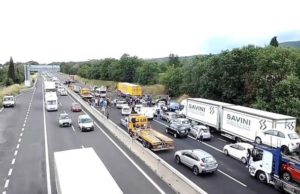 Toţi cei 4 morţi în accidentul din Italia sunt români: bunici şi doi nepoţi. Alţi doi copii şi mama, duşi cu elicopterul la spital