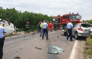 Accident mortal la Vităneşti. Trei oameni au murit, după ce o maşină a ieşit din coloană şi s-a lovit frontal cu o dubiţă