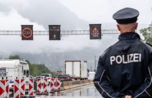 Români întorși din drum la granița cu Germania. Ce au descoperit nemții când le-au verificat actele de muncă