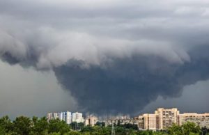 Furtuni puternice lovesc acum patru judeţe, ANM a emis Cod Portocaliu