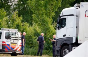 Șofer român de TIR în comă, în Belgia. Polițiștii au crezut că e beat la volan, l-au încătușat, dar el făcuse infarct