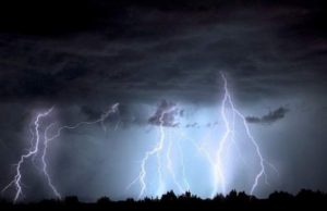 32 de judeţe lovite de ploi, grindină şi vijelii. Cod galben până joi, la ora 10.00