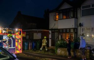 Remus, un șofer român, a intrat desculț și dezbrăcat într-o casă în flăcări și și-a salvat vecinul, în Anglia