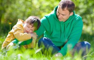 Băiatul băgat în comă de propriul părinte l-a salvat pe tatăl său din ştreang, ghemuindu-se disperat sub picioarele sale