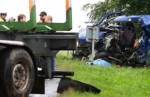 Microbuz cu români distrus de un TIR, pe o șosea din Cehia. O româncă e moartă, șapte răniți, patru extrem de grav