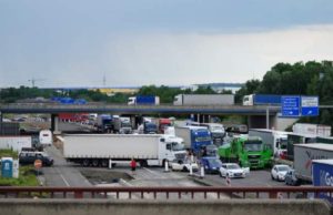 Șofer român de dubă pe moarte, strivit între camionul unui alt român și cel al unui polonez, în Germania