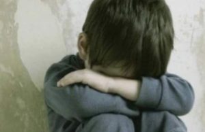 Băiețelul unei românce, scuipat și umilit de propriul tată, un italian: „Ești o maimuță!”