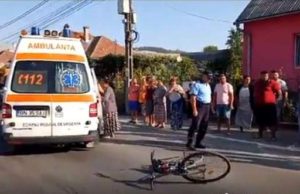 Băiețel de nouă ani, mort după ce a fost lovit în plin de o mașină. Copilul se plimba cu bicicleta în momentul tragediei