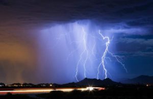 Grindina și vijelii puternice lovesc acum 4 județe. Alerte Cod Roşu, emise de ANM