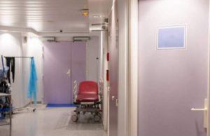 Bătrân mort într-un spital din Gorj, ținut o noapte întreagă în vestiar, lângă saloanele altor pacienți