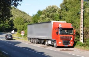 Andrei, un șofer român de TIR, stă de 15 zile în camion, pe marginea unei șosele din Franța