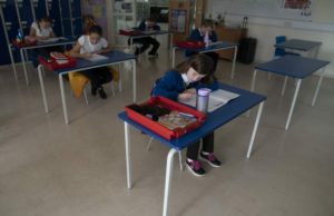 Amenzi usturătoare pentru părinţii care nu îşi trimit copiii la şcoală. Decizia ministrului este contestată şi de profesori