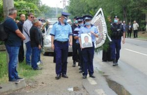 Polițistul Mihai Bara, care a murit ars de viu alături de colega sa, înmormântat cu onoruri militare. Sicriul a fost învelit cu drapelul României