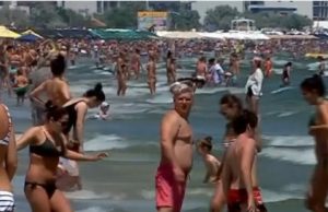 Weekend cu zeci de mii de turişti pe litoral. Pe plaje, regulile de distanţare sunt ignorate