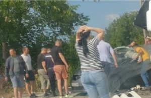 Oameni îngroziți lângă mașina pe care a căzut un stâlp, la Cristur: „E un copil acolo, are 2-3 ani!”