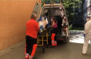 Femeie de 45 de ani din Albești, bătută și înjunghiată de fostul concubin care a observat-o muncind în grădină