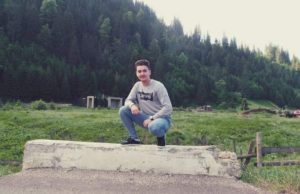 Vlăduț a murit răpus de boala care i-a ucis tatăl și de care suferă și mama lui. O familie din Huși, lovită de aceeași maladie