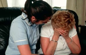 Mamă bătută de propriul fiu, umilită şi târâtă de păr prin casă de tânărul de 23 de ani