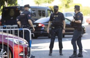 Un român i-a crăpat capul iubitei, apoi a chemat salvarea și a spus că românca s-a înecat cu un os de pește